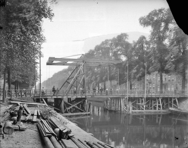 40649 Gezicht op de in aanbouw zijnde noodbrug naast de Catharijnebrug over de Stadsbuitengracht te Utrecht; op de ...